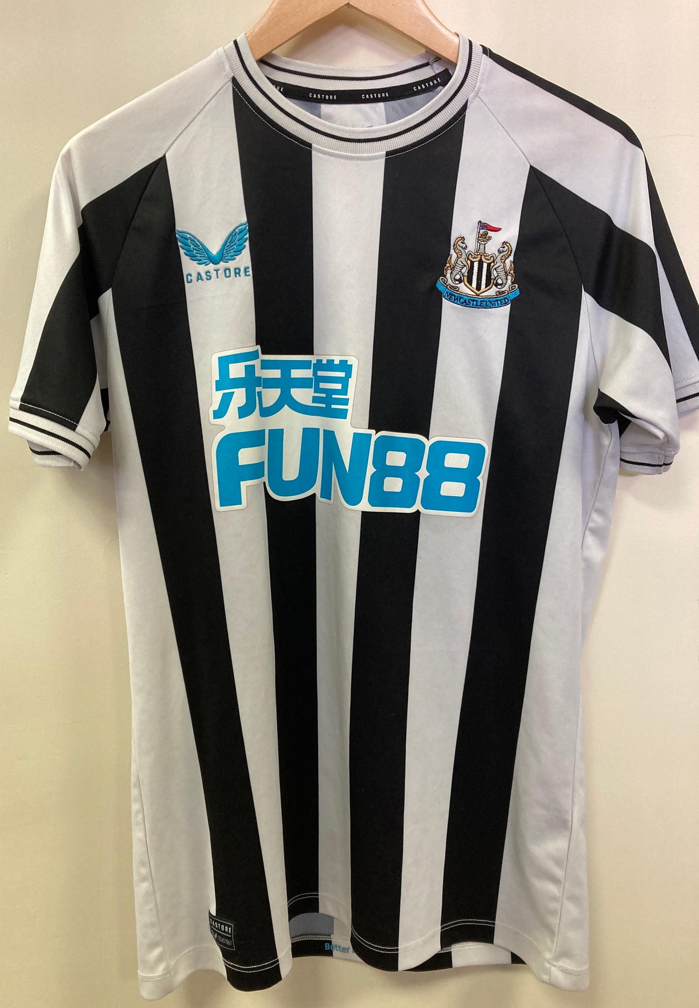 Newcastle United Football Shirt Size: Adult Medium